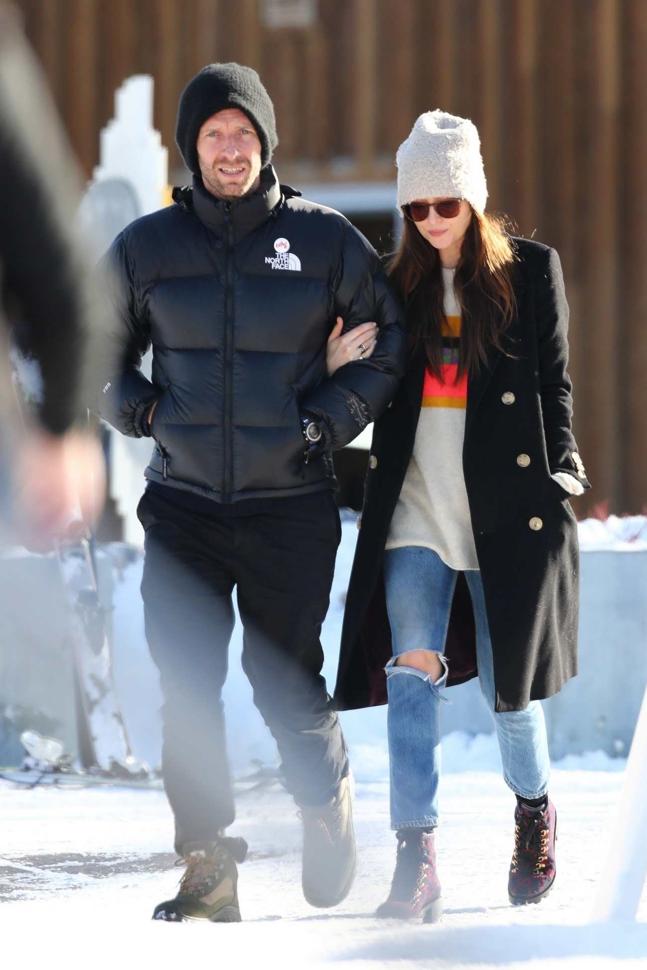 Dakota_Johnson_-_seen_having_fun_skiing_in_Aspen2C_CO_12232019-01.jpg Dakota_Johnson_-_seen_having_fun_skiing_in_Aspen2C_CO_12232019-01.jpg