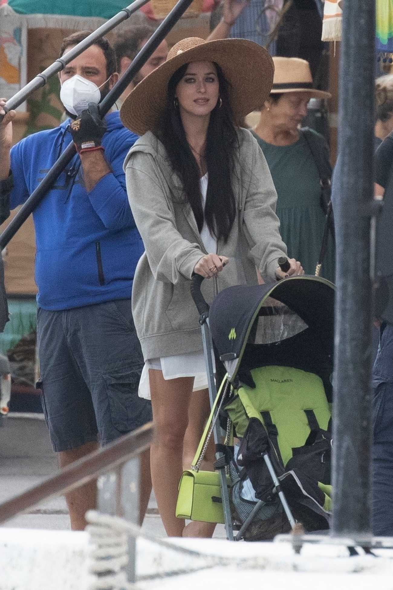 Dakota_Johnson_-_seen_shooting__The_Lost_Daughter__in_Speteses_Island2C_Greece__10202020-01.jpg Dakota_Johnson_-_seen_shooting__The_Lost_Daughter__in_Speteses_Island2C_Greece__10202020-01.jpg
