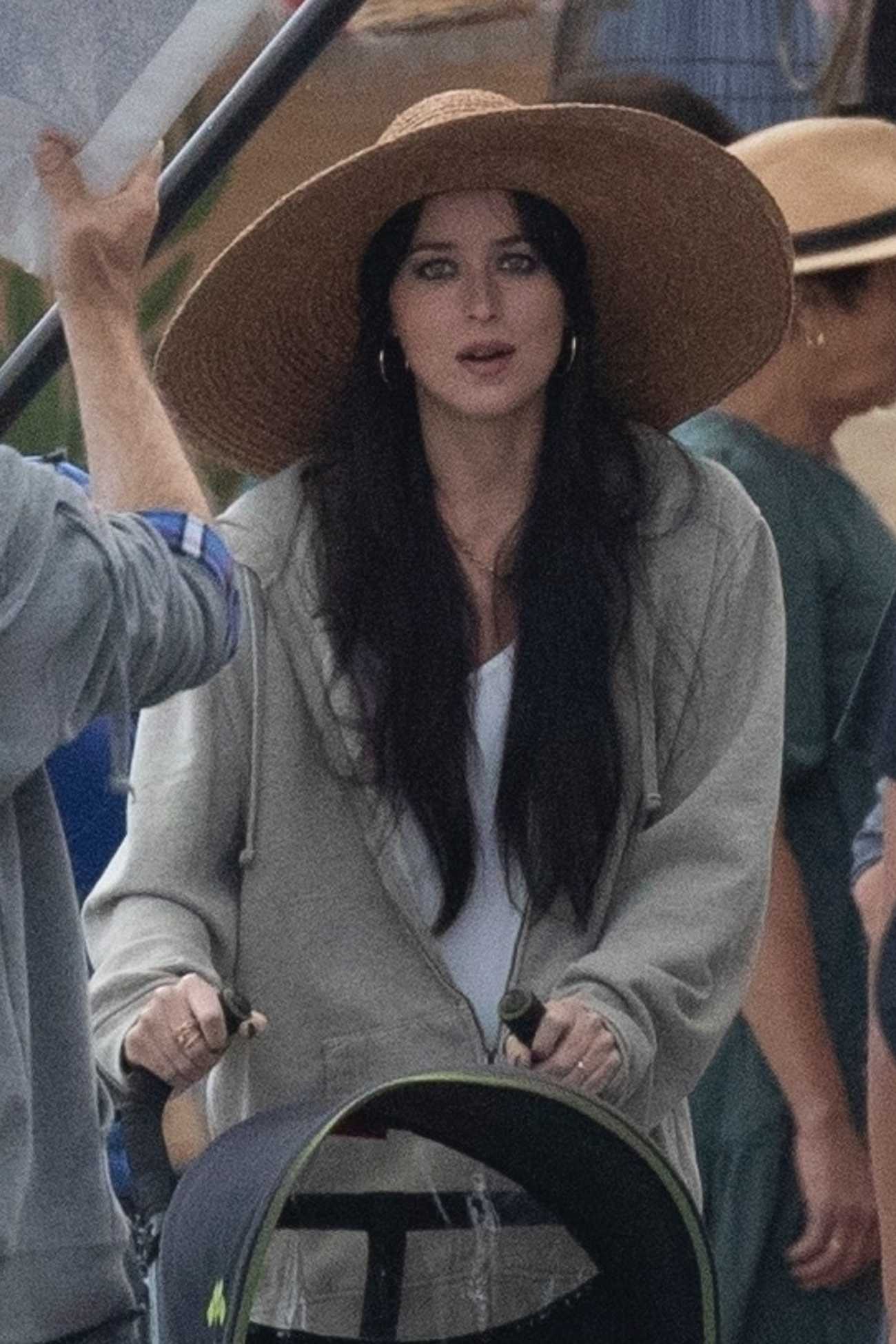 Dakota_Johnson_-_seen_shooting__The_Lost_Daughter__in_Speteses_Island2C_Greece__10202020-03.jpg Dakota_Johnson_-_seen_shooting__The_Lost_Daughter__in_Speteses_Island2C_Greece__10202020-03.jpg