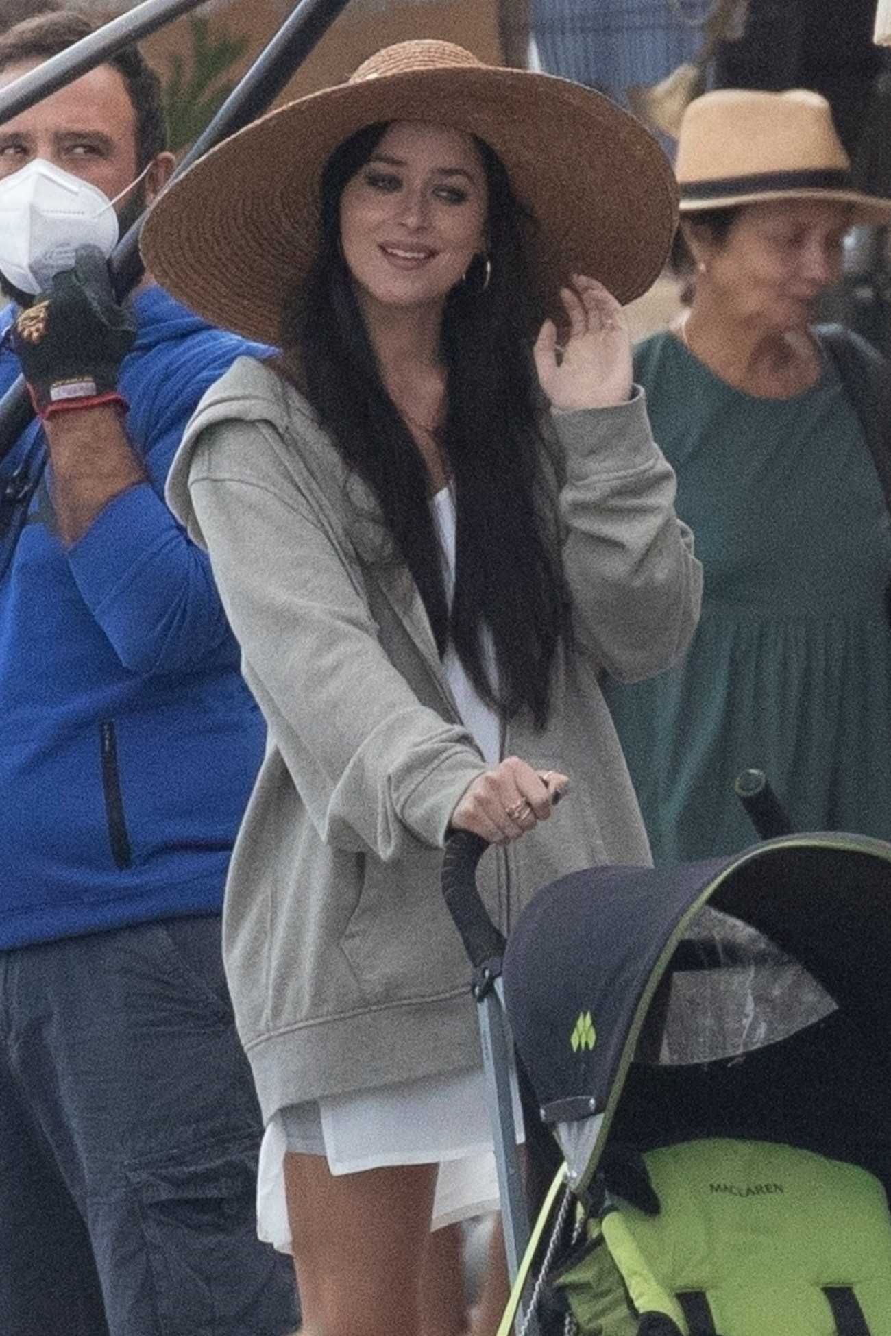 Dakota_Johnson_-_seen_shooting__The_Lost_Daughter__in_Speteses_Island2C_Greece__10202020-04.jpg Dakota_Johnson_-_seen_shooting__The_Lost_Daughter__in_Speteses_Island2C_Greece__10202020-04.jpg