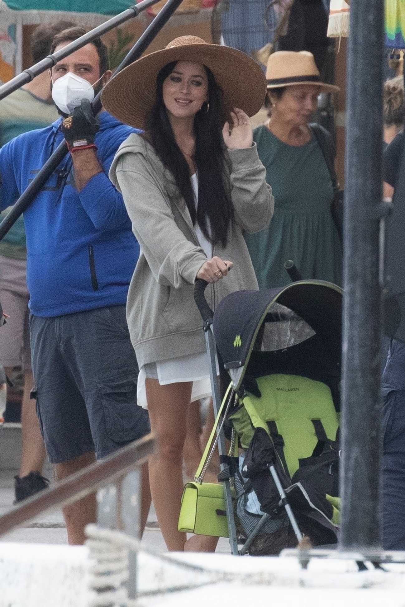 Dakota_Johnson_-_seen_shooting__The_Lost_Daughter__in_Speteses_Island2C_Greece__10202020-06.jpg Dakota_Johnson_-_seen_shooting__The_Lost_Daughter__in_Speteses_Island2C_Greece__10202020-06.jpg