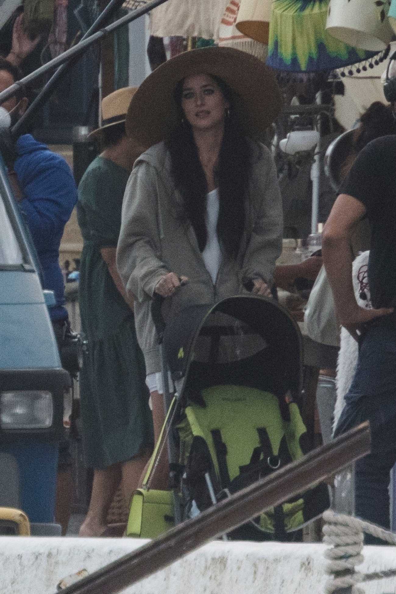 Dakota_Johnson_-_seen_shooting__The_Lost_Daughter__in_Speteses_Island2C_Greece__10202020-07.jpg Dakota_Johnson_-_seen_shooting__The_Lost_Daughter__in_Speteses_Island2C_Greece__10202020-07.jpg