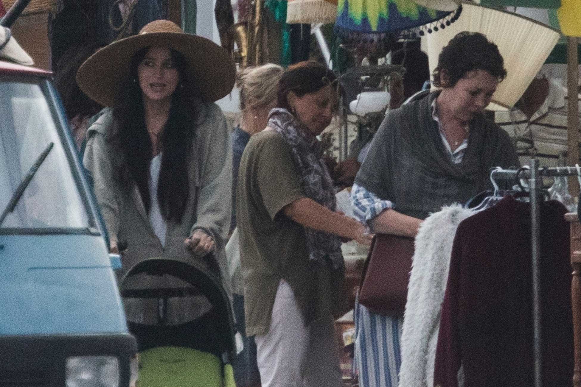 Dakota_Johnson_-_seen_shooting__The_Lost_Daughter__in_Speteses_Island2C_Greece__10202020-11.jpg Dakota_Johnson_-_seen_shooting__The_Lost_Daughter__in_Speteses_Island2C_Greece__10202020-11.jpg