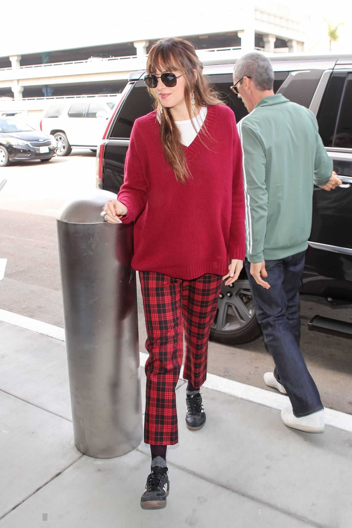 Dakota_Johnson_-_spotted_arriving_at_LAX_airport_in_Los_Angeles2C_CA_-_September_262C_2018-01.jpg