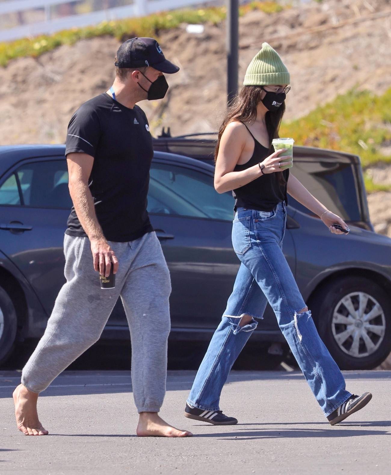 Dakota_Johnson___Chris_Martin_-_Out_in_Malibu_04242021_01.jpg