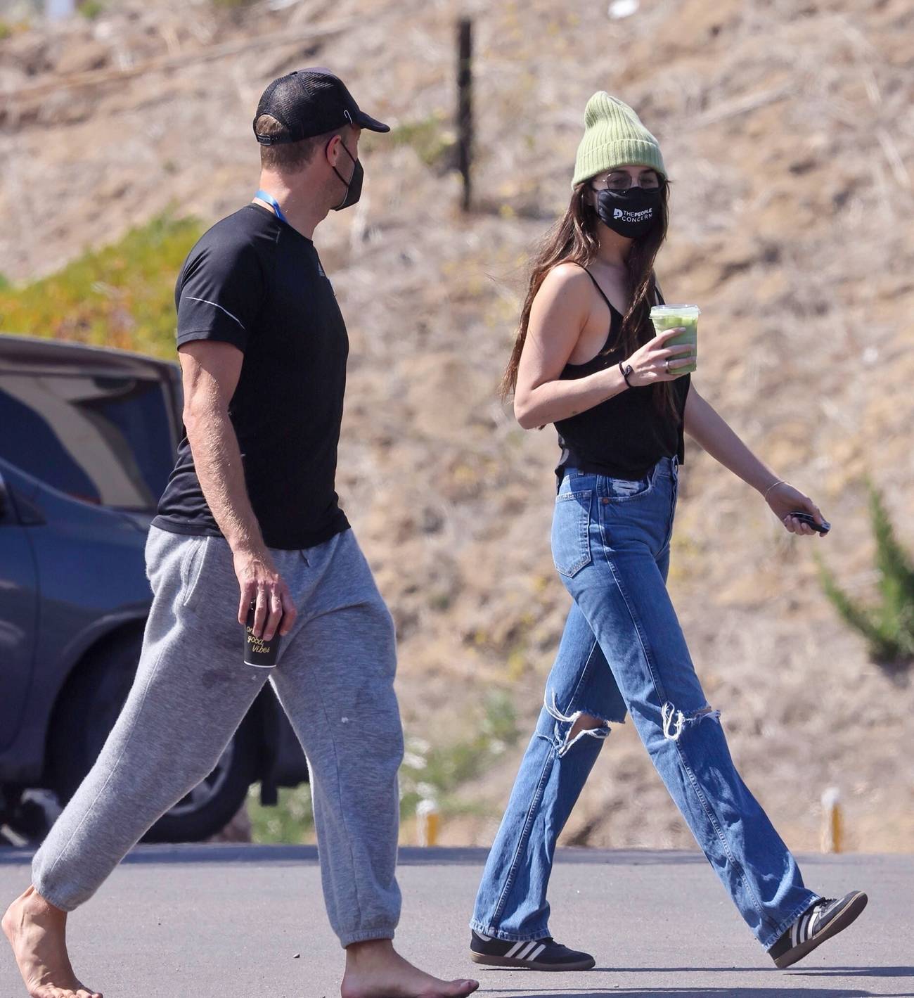 Dakota_Johnson___Chris_Martin_-_Out_in_Malibu_04242021_03.jpg