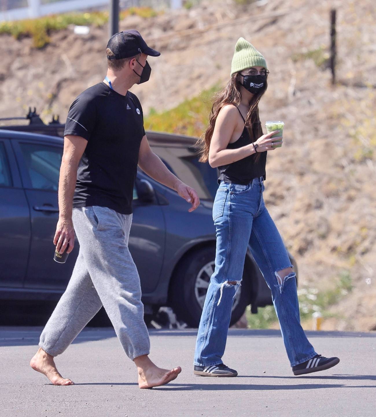 Dakota_Johnson___Chris_Martin_-_Out_in_Malibu_04242021_04.jpg