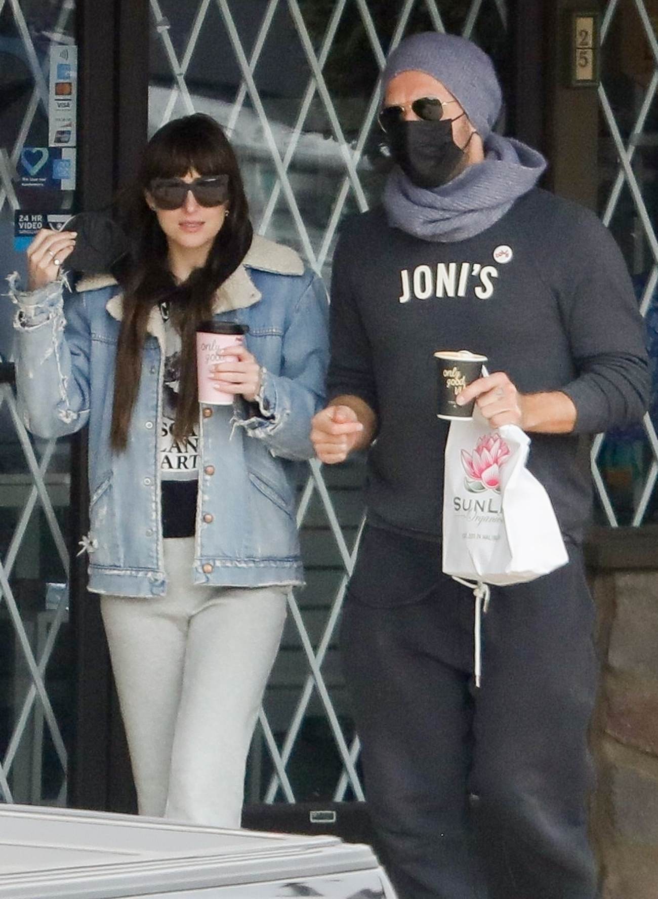 Dakota_Johnson___Chris_Martin_-_Out_in_Malibu_1031202102.jpg Dakota_Johnson___Chris_Martin_-_Out_in_Malibu_1031202102.jpg