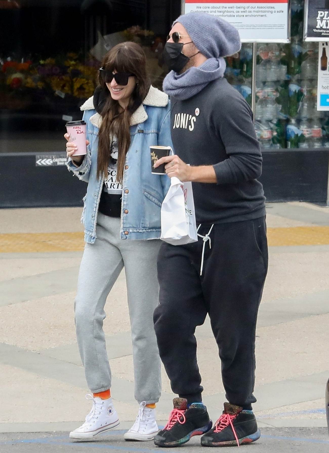 Dakota_Johnson___Chris_Martin_-_Out_in_Malibu_1031202103.jpg Dakota_Johnson___Chris_Martin_-_Out_in_Malibu_1031202103.jpg