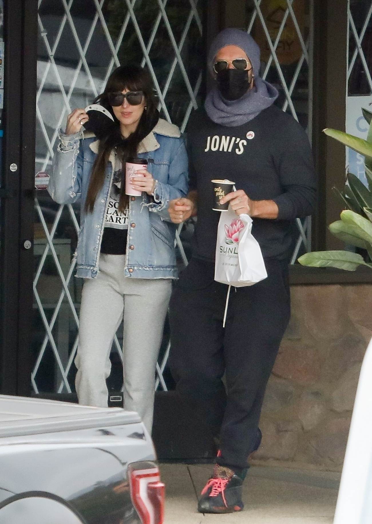 Dakota_Johnson___Chris_Martin_-_Out_in_Malibu_1031202104.jpg Dakota_Johnson___Chris_Martin_-_Out_in_Malibu_1031202104.jpg