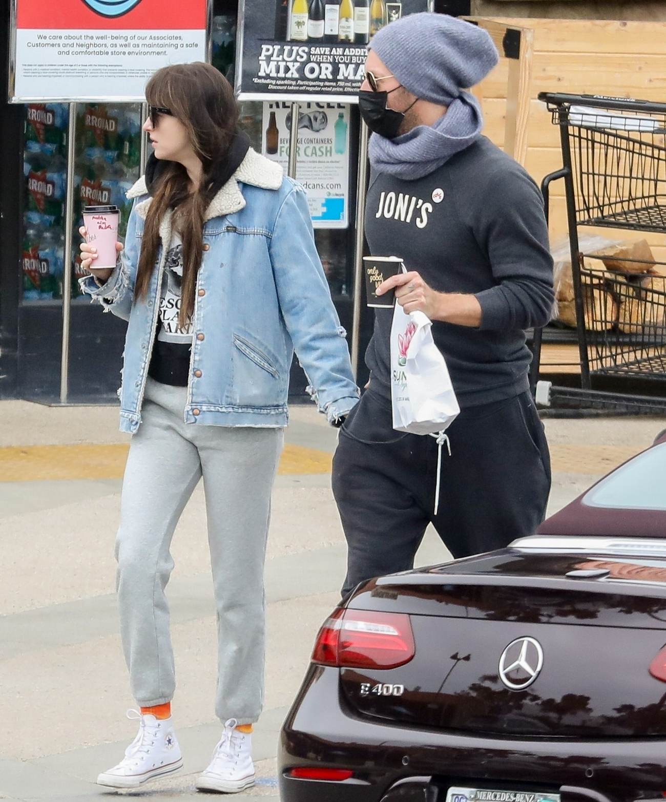 Dakota_Johnson___Chris_Martin_-_Out_in_Malibu_1031202105.jpg Dakota_Johnson___Chris_Martin_-_Out_in_Malibu_1031202105.jpg