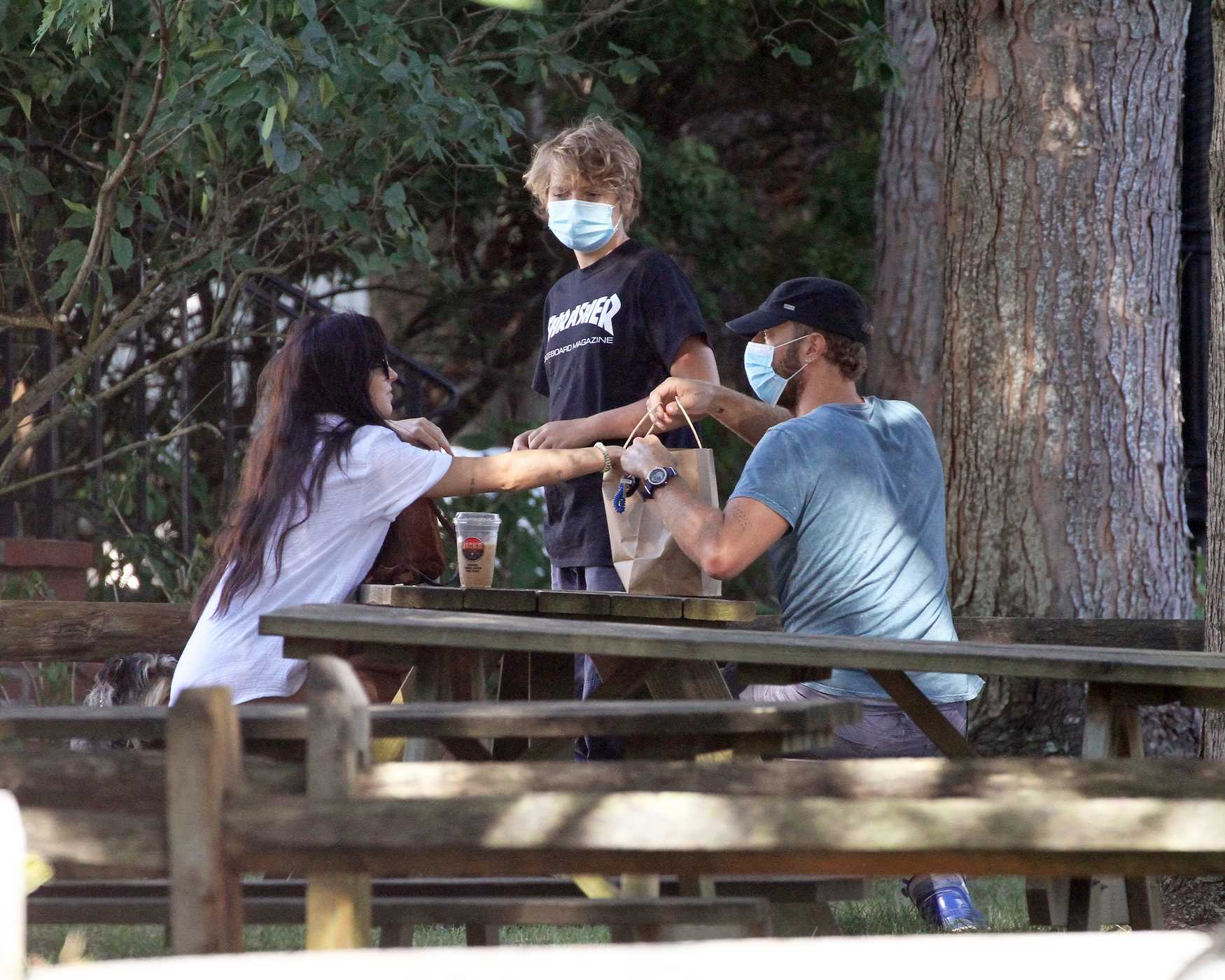 Dakota_Johnson___Chris_Martin_-_Out_in_the_Hamptons_09072020-01.jpg Dakota_Johnson___Chris_Martin_-_Out_in_the_Hamptons_09072020-01.jpg