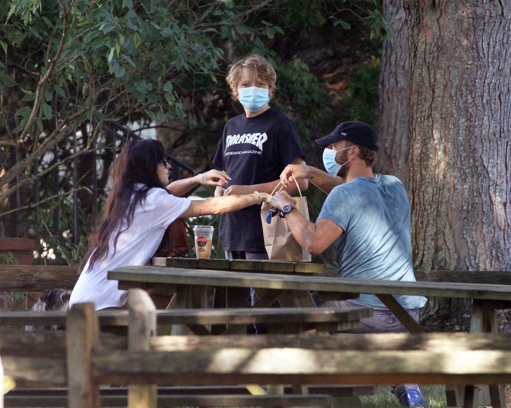 Dakota_Johnson___Chris_Martin_-_Out_in_the_Hamptons_09072020-04.jpg Dakota_Johnson___Chris_Martin_-_Out_in_the_Hamptons_09072020-04.jpg