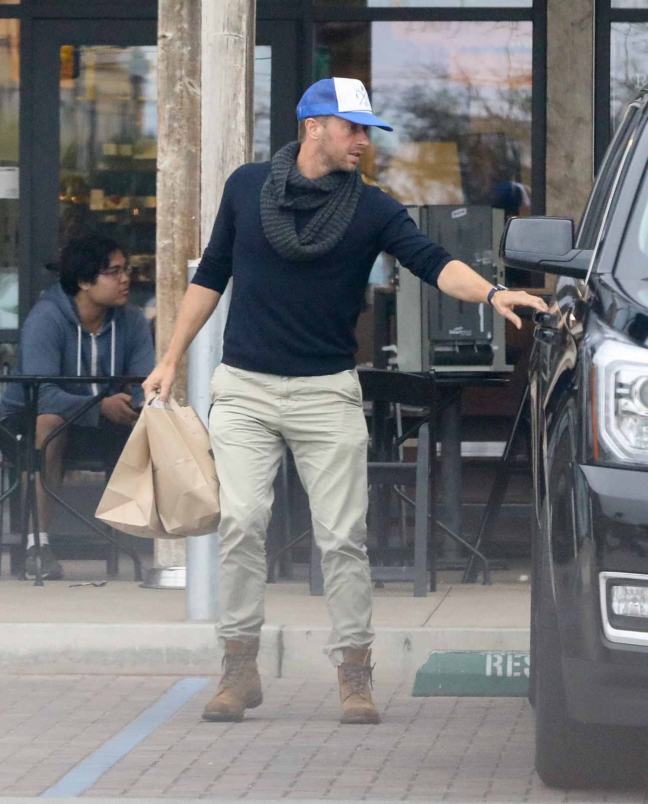 Dakota_Johnson___Chris_Martin_-_Try_to_hide_as_they_pick_up_groceries_together_in_Malibu2C_CA_-_May_2000001.jpg