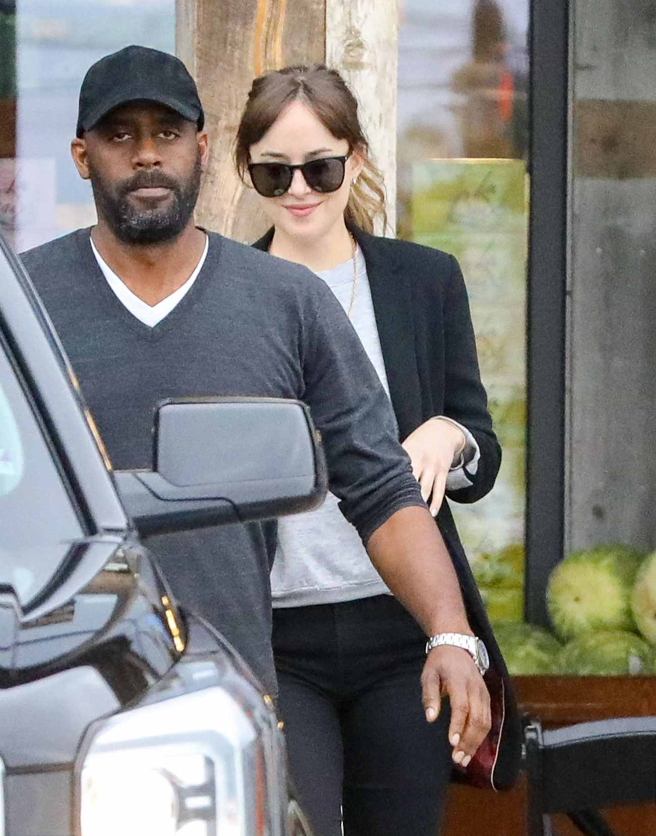 Dakota_Johnson___Chris_Martin_-_Try_to_hide_as_they_pick_up_groceries_together_in_Malibu2C_CA_-_May_2000006.jpg Dakota_Johnson___Chris_Martin_-_Try_to_hide_as_they_pick_up_groceries_together_in_Malibu2C_CA_-_May_2000006.jpg