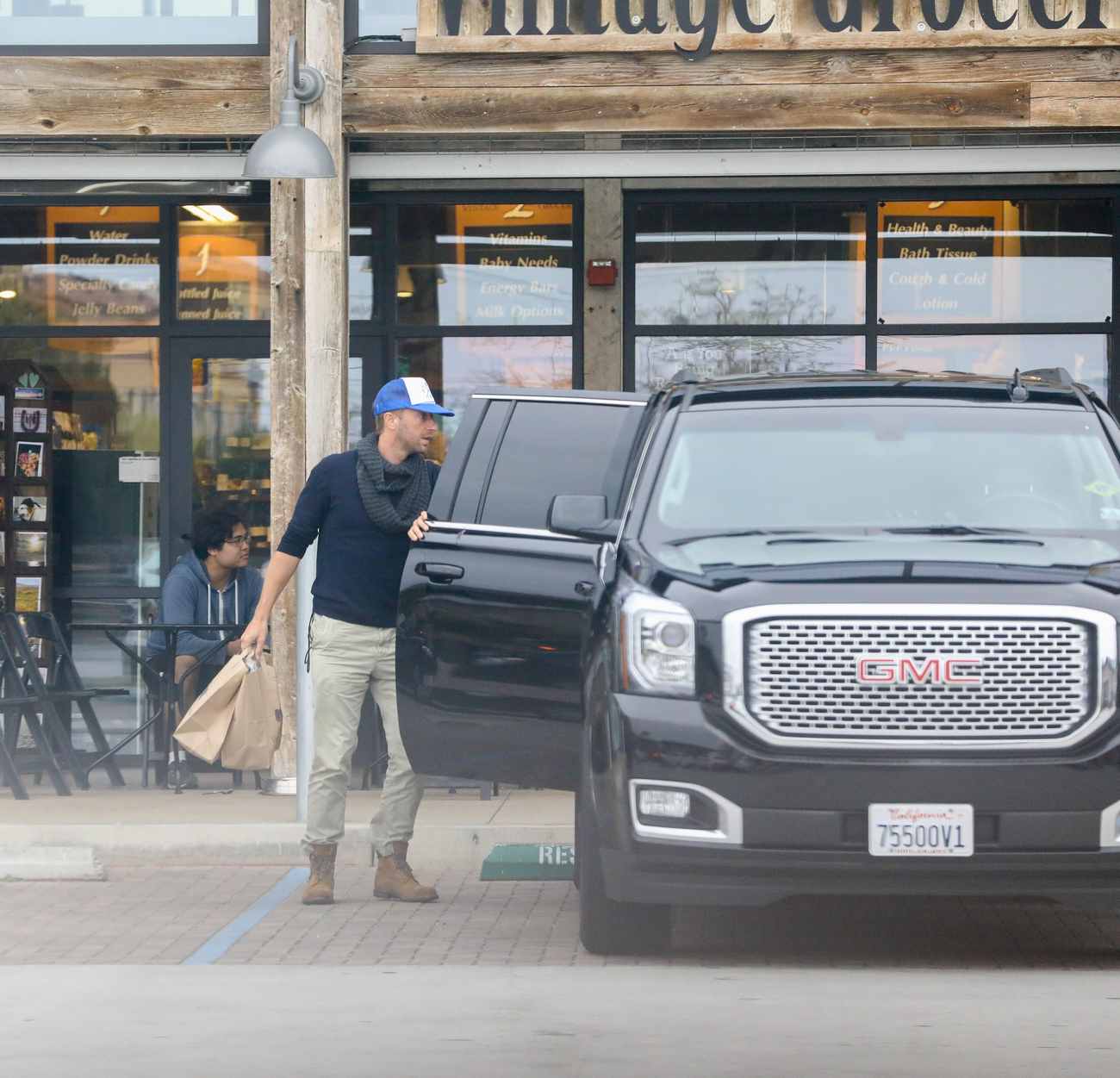 Dakota_Johnson___Chris_Martin_-_Try_to_hide_as_they_pick_up_groceries_together_in_Malibu2C_CA_-_May_2000008.jpg Dakota_Johnson___Chris_Martin_-_Try_to_hide_as_they_pick_up_groceries_together_in_Malibu2C_CA_-_May_2000008.jpg