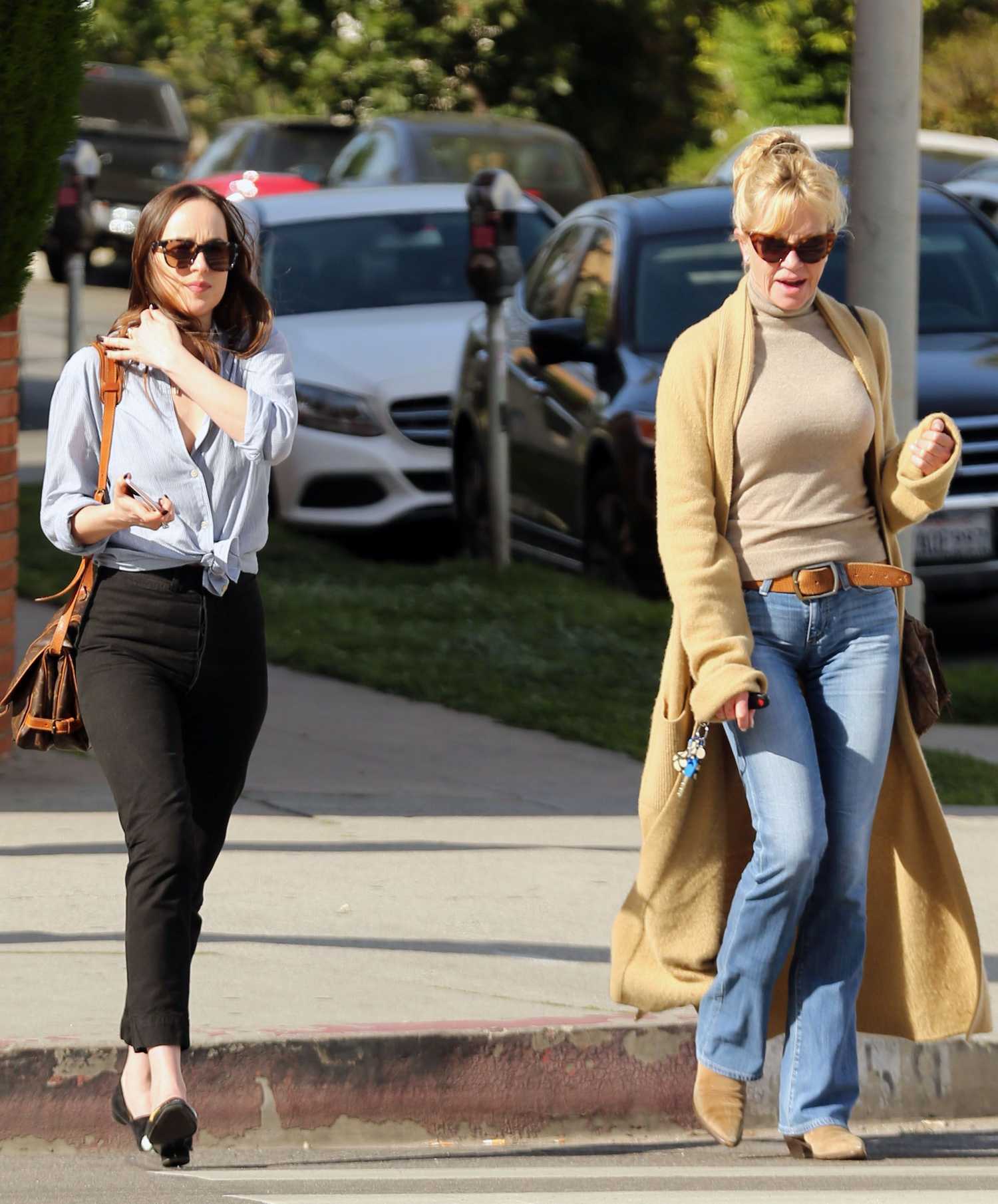 Dakota_Johnson___Melanie_Griffith_-_Escuela_Taqueria_in_Los_Angeles_on_March_20-21.jpg Dakota_Johnson___Melanie_Griffith_-_Escuela_Taqueria_in_Los_Angeles_on_March_20-21.jpg