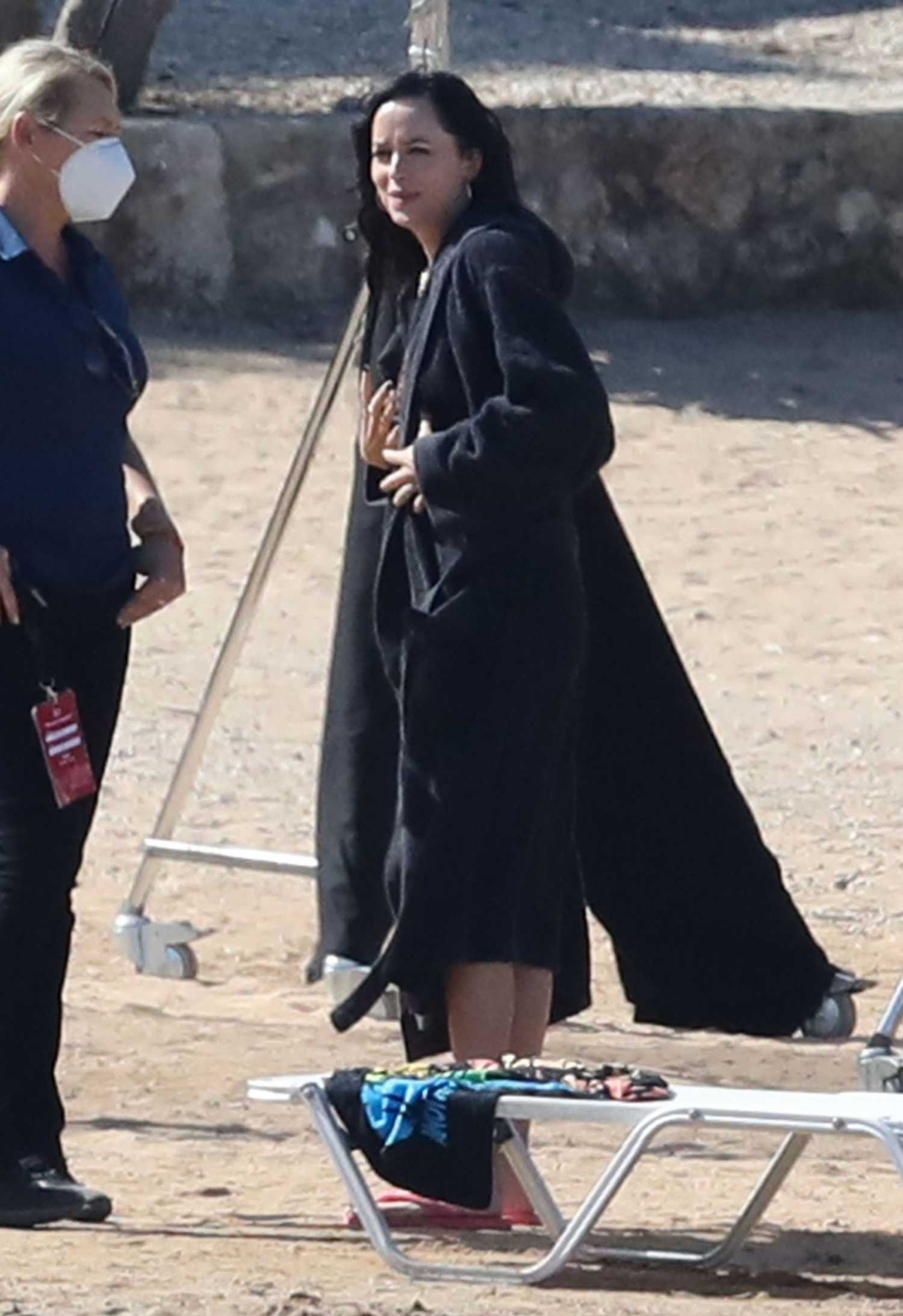 Dakota_Johnson___Olivia_Colman_-_Filming_Lost_Daughter_in_Spetses_Island2C_Greece2C_October_142C_2020-01.jpg Dakota_Johnson___Olivia_Colman_-_Filming_Lost_Daughter_in_Spetses_Island2C_Greece2C_October_142C_2020-01.jpg