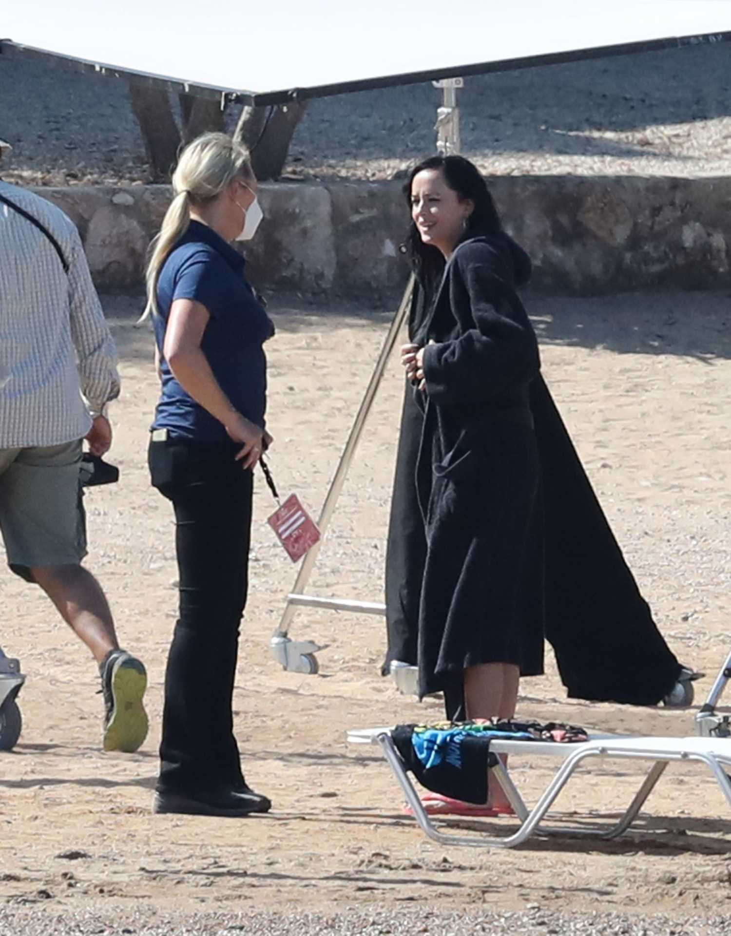 Dakota_Johnson___Olivia_Colman_-_Filming_Lost_Daughter_in_Spetses_Island2C_Greece2C_October_142C_2020-04.jpg Dakota_Johnson___Olivia_Colman_-_Filming_Lost_Daughter_in_Spetses_Island2C_Greece2C_October_142C_2020-04.jpg
