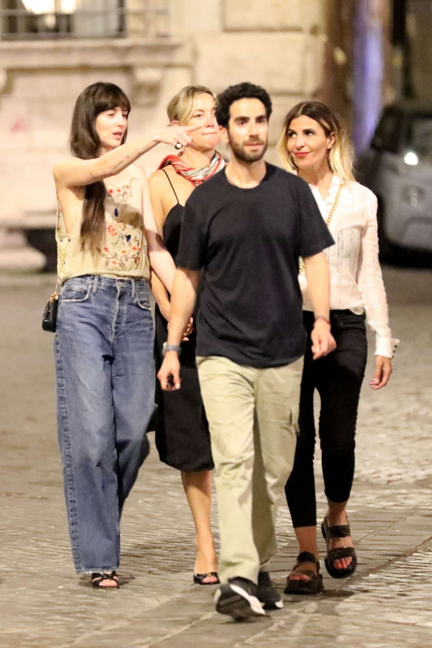 Dakota_Johnson_and_Kate_Hudson_-_Out_to_dinner_at_Pierluigi_in_Rome2C_Italy_-_June_282C_2025_06.jpg Dakota_Johnson_and_Kate_Hudson_-_Out_to_dinner_at_Pierluigi_in_Rome2C_Italy_-_June_282C_2025_06.jpg