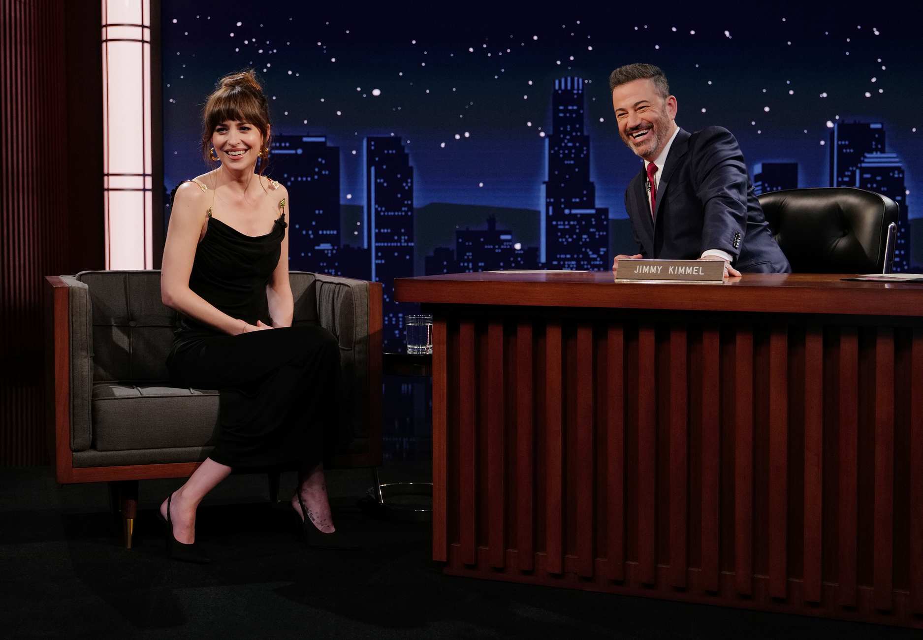 Dakota_Johnson_at_Jimmy_Kimmel_Live_in_Los_Angeles2C_June_192C_2024_04.jpg Dakota_Johnson_at_Jimmy_Kimmel_Live_in_Los_Angeles2C_June_192C_2024_04.jpg