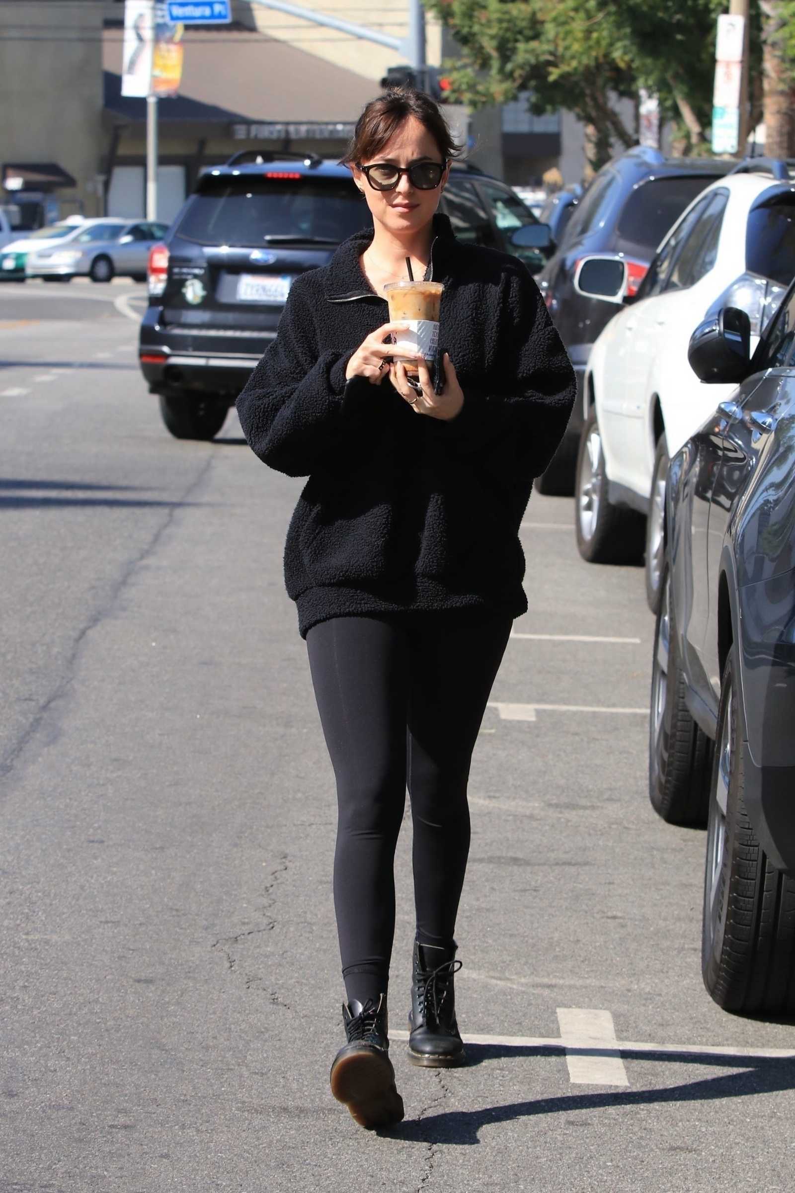 Dakota_Johnson_looks_casual_for_a_quick_coffee_run_to_Alfreds_in_Los_Angeles2C_CA_on_Oct_29-04.jpg Dakota_Johnson_looks_casual_for_a_quick_coffee_run_to_Alfreds_in_Los_Angeles2C_CA_on_Oct_29-04.jpg