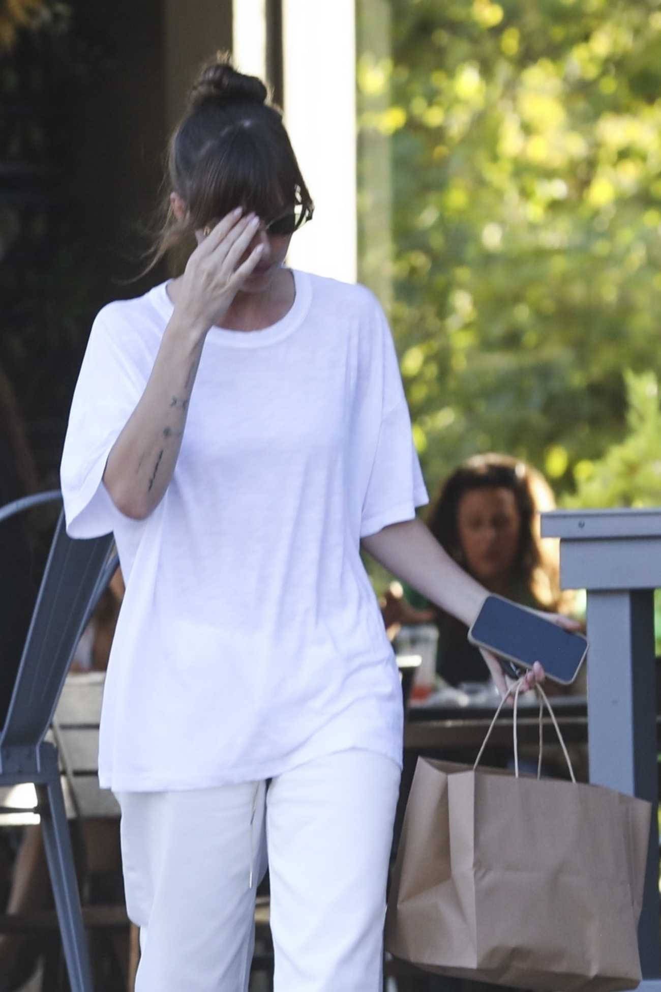 Dakota_Johnson_was_spotted_shopping_and_picking_up_food_in_Malibu_08192024_06.jpg Dakota_Johnson_was_spotted_shopping_and_picking_up_food_in_Malibu_08192024_06.jpg