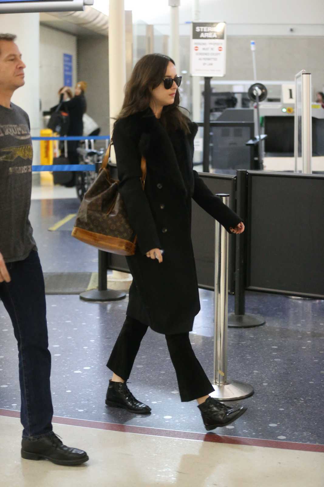 Daktoa_Johnson_Arriving_at_LAX_Airport_-_February_1_28429.jpg Daktoa_Johnson_Arriving_at_LAX_Airport_-_February_1_28429.jpg