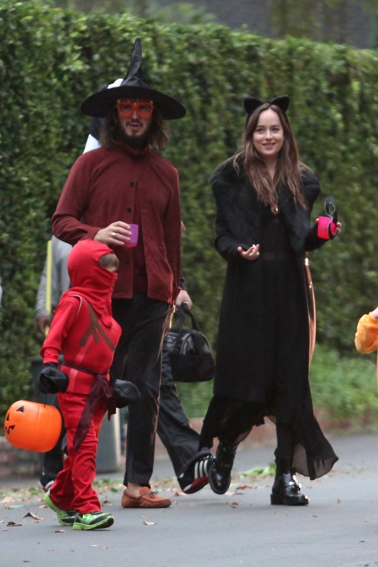 Going_to_Trick-or-Treating_with_friends_in_Los_Angeles_on_October_31-12.jpg