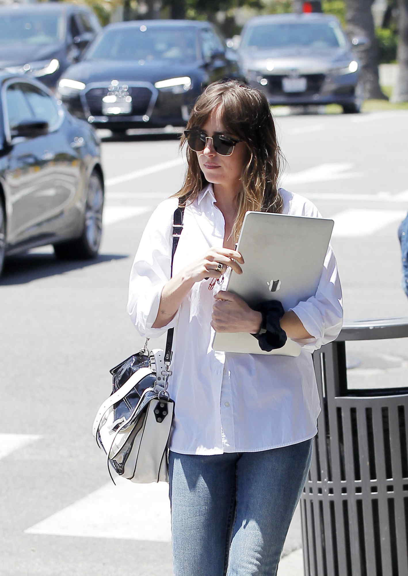 Holds_on_to_her_Mac_Book_after_a_lunch_date_with_her_friend_in_Beverly_Hills_-_May_291.jpg Holds_on_to_her_Mac_Book_after_a_lunch_date_with_her_friend_in_Beverly_Hills_-_May_291.jpg