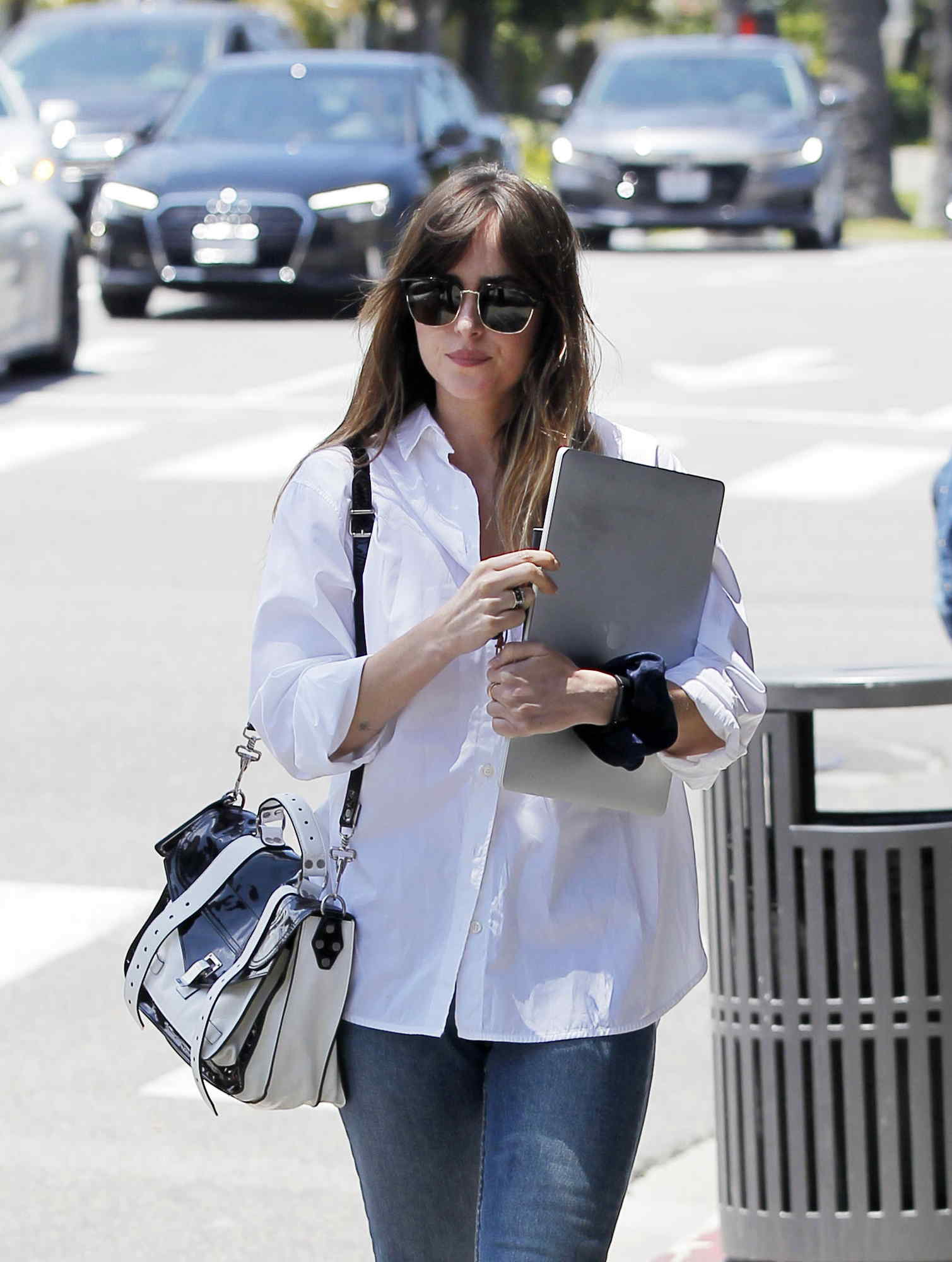 Holds_on_to_her_Mac_Book_after_a_lunch_date_with_her_friend_in_Beverly_Hills_-_May_295.jpg Holds_on_to_her_Mac_Book_after_a_lunch_date_with_her_friend_in_Beverly_Hills_-_May_295.jpg