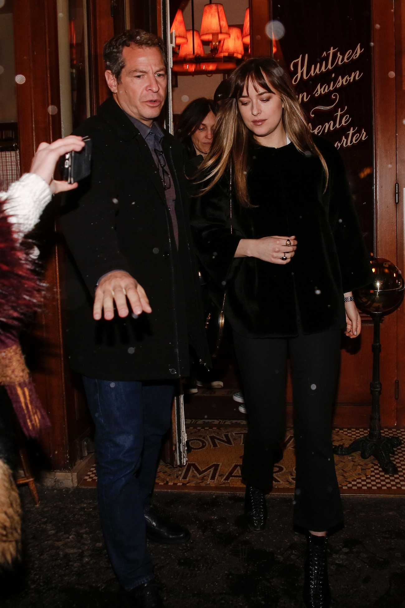 Leaving_a_Restaurant_in_Paris2C_France_on_February_5-02.jpg Leaving_a_Restaurant_in_Paris2C_France_on_February_5-02.jpg