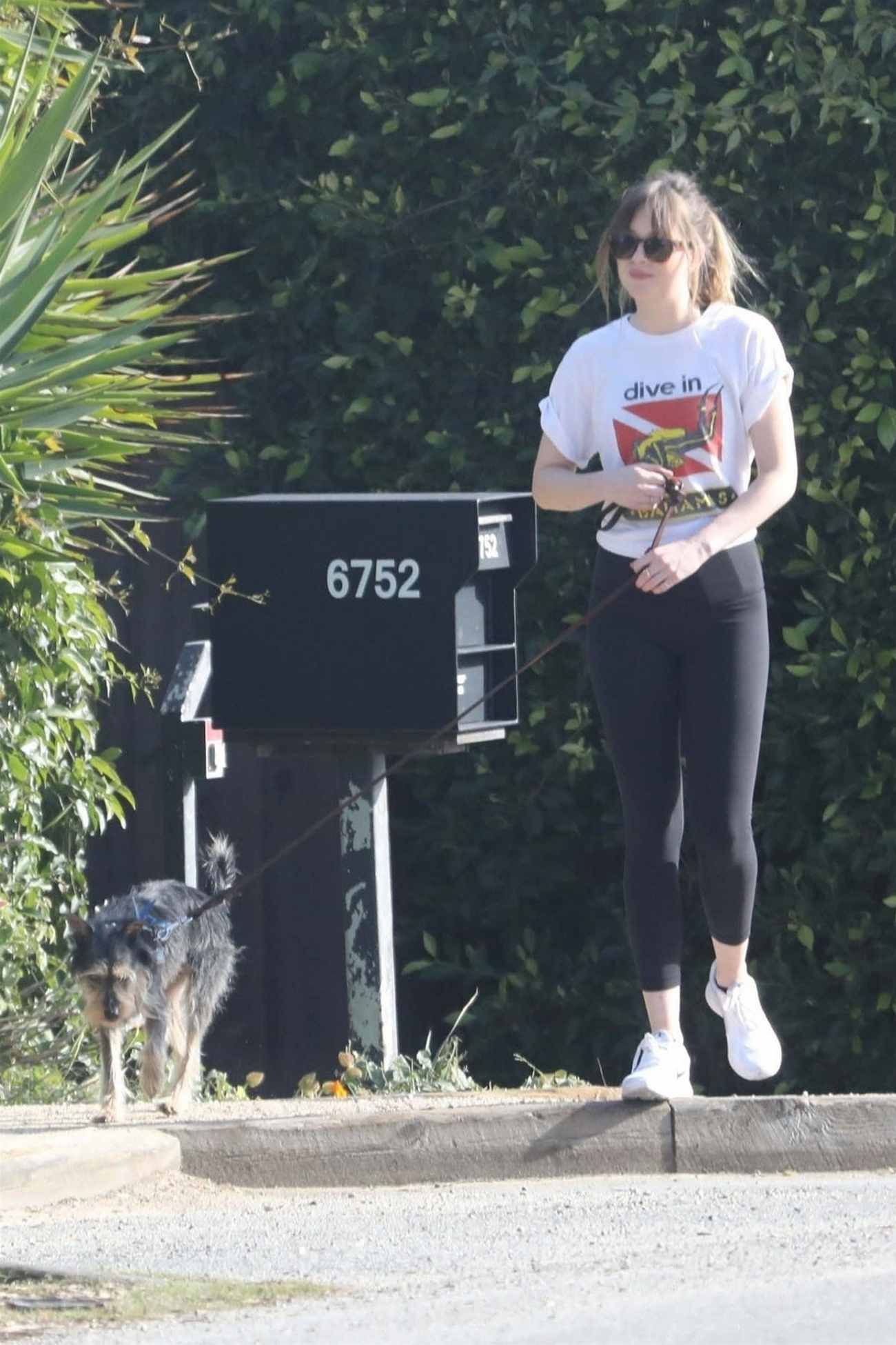 Out_with_Chris_Martin_in_Malibu_-_March_500003.jpg