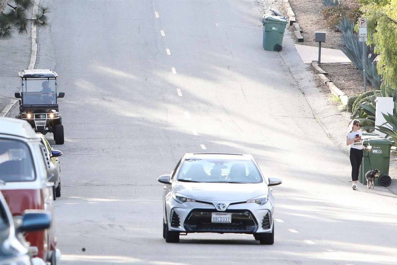 Out_with_Chris_Martin_in_Malibu_-_March_500006.jpg