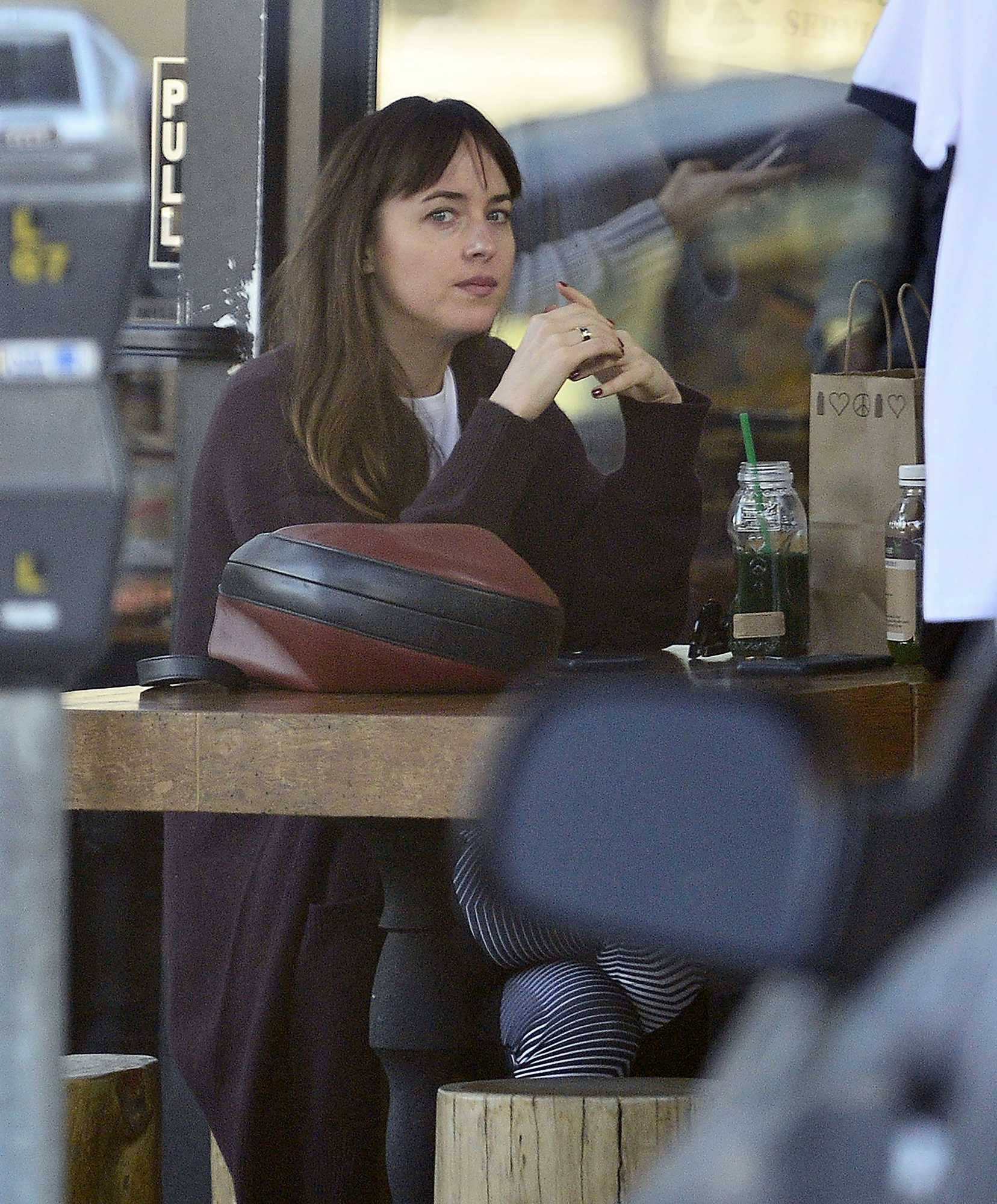 Spotted_stopping_by_a_juice_shop_in_Los_Angeles_-_November_124.jpg Spotted_stopping_by_a_juice_shop_in_Los_Angeles_-_November_124.jpg