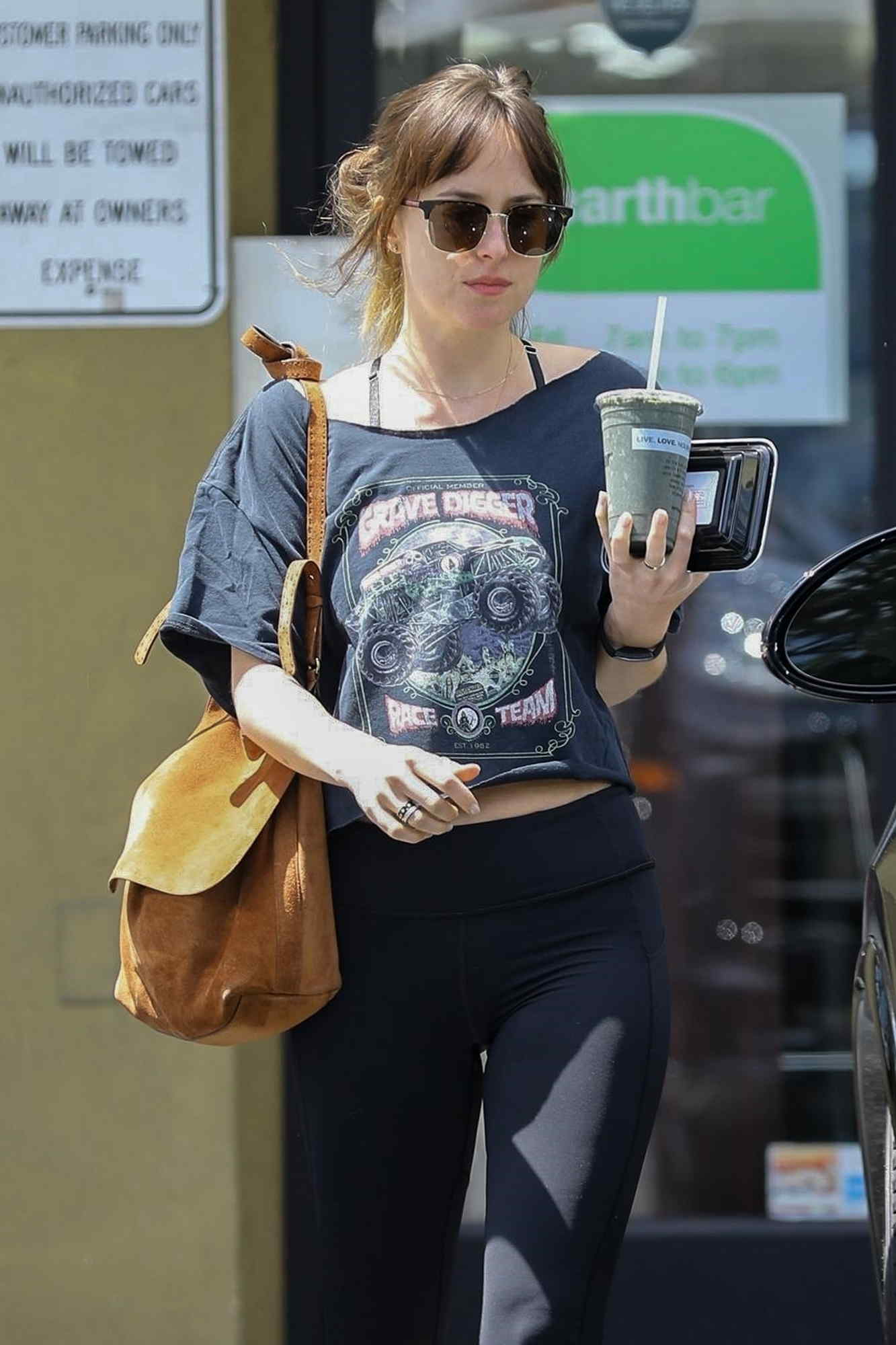Takes_a_trip_to_Earthbar_in_West_Hollywood_-_April_19____1.jpg Takes_a_trip_to_Earthbar_in_West_Hollywood_-_April_19____1.jpg