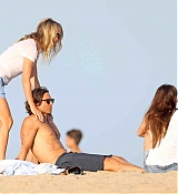 DakotaJohnsonChrisMartinBeachDates_28629.jpg