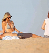 DakotaJohnsonChrisMartinBeachDates_28829.jpg