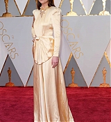 Dakota_Johnson_-_89th_Annual_Academy_Awards_on_Feb_26-01.jpg