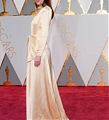 Dakota_Johnson_-_89th_Annual_Academy_Awards_on_Feb_26-02.jpg