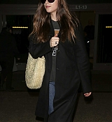 Dakota_Johnson_-_Arriving_in_LA_after_attending_Marrakech_IFF_in_Morocco_12102018-02.jpg