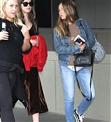 Dakota_Johnson_-_At_Tom_Jobim_International_Airport_in_Rio_de_Janeiro2C_Brazil_on_October_23-02.jpg