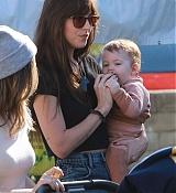 Dakota_Johnson_-_At_farmers_market_in_Los_Angeles2C_November_242C_2019-03.jpg