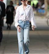Dakota_Johnson_-_Filming_22Materialists22_in_Chelsea_06062024_05.jpg
