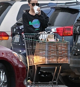 Dakota_Johnson_-_Grocery_shopping_in_Los_Angeles_yesterday_February_1-02.jpg