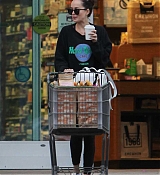Dakota_Johnson_-_Grocery_shopping_in_Los_Angeles_yesterday_February_1-03.jpg