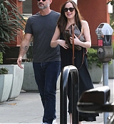 Dakota_Johnson_-_In_Los_Angeles_on_March_19-03.jpg