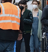 Dakota_Johnson_-_On_the_set_of__Am_I_Ok__in_Los_Angeles_02032021_03.jpg