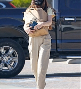 Dakota_Johnson_-_Out_in_Malibu_04192021_01.jpg