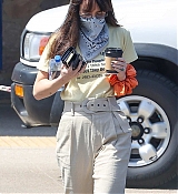 Dakota_Johnson_-_Out_in_Malibu_04192021_03.jpg